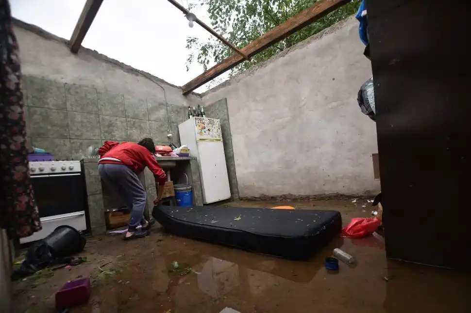 SIN TECHO. Una de las tantas familias que perdieron sus pertenencias.