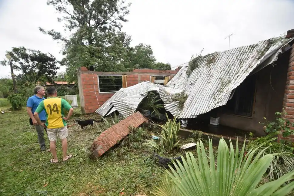 SE DESPLOMÓ LA GALERÍA. Cayeron pilares y chapas de esta vivienda.