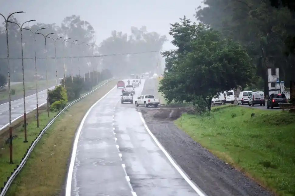 DESVÍOS Y CAOS. Los vehículos tuvieron que ir por rutas paralelas.