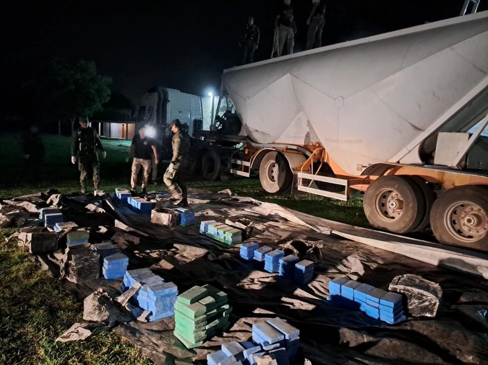 SECUESTRO RÉCORD. En la localidad tucumana de 7 de Abril, los gendarmes decomisaron más de 400 kilos de cocaíana que habían partido de Jujuy.