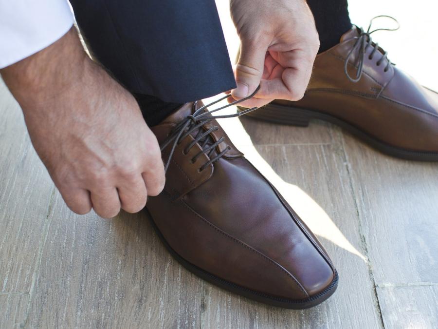 Cómo es el ritual de poner laurel en el zapato y para qué sirve