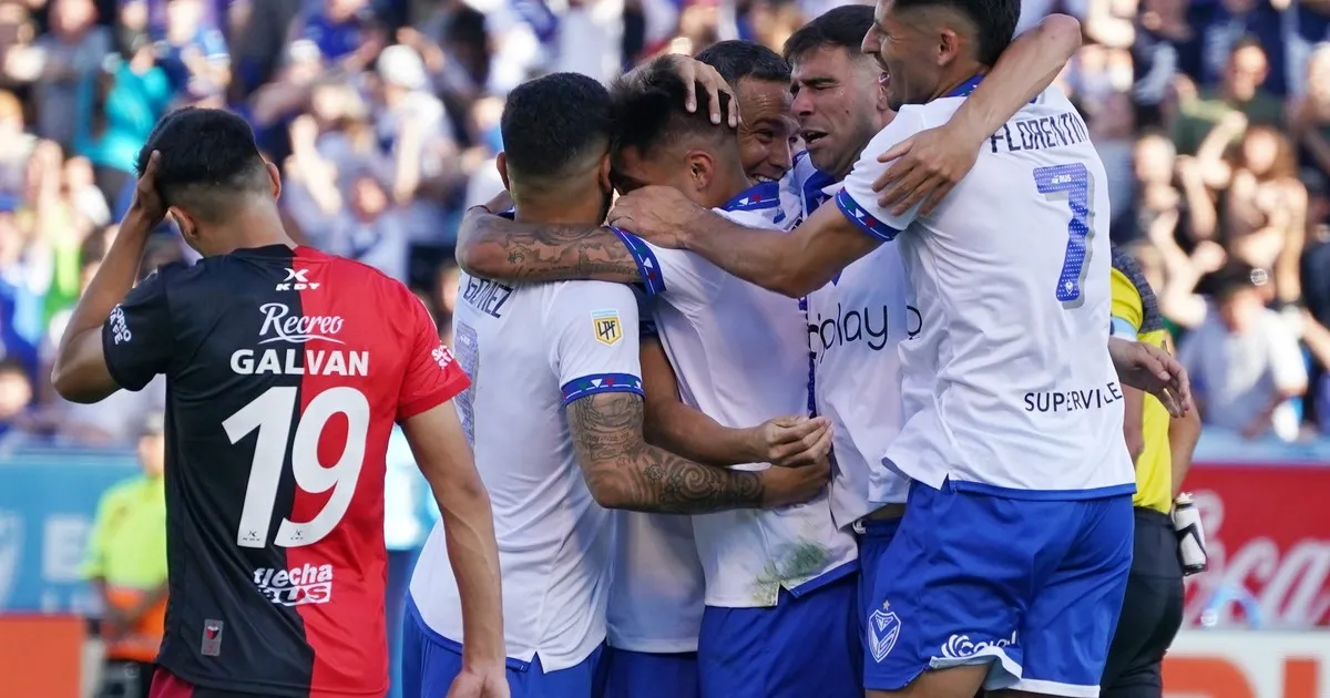 FESTEJO. Felices por el triunfo de Vélez ante Colón. Los santafesinos tendrán que jugar un desempate. 