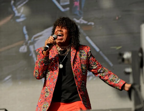 Quería ser Tarzán, pero es La Mona Jiménez, el rey del cuarteto