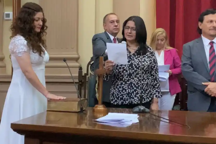 Una diputada salteña juró con anillo y vestida de novia: “hoy me caso con el pueblo”