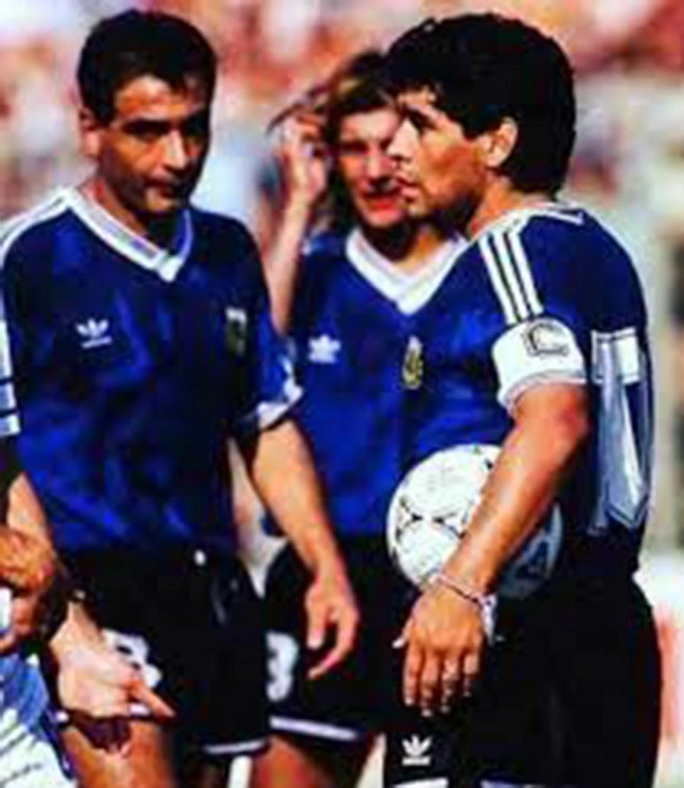 EN CANCHA. Maradona, Serrizuela y atrás Caniggia, en el Mundial 1990,