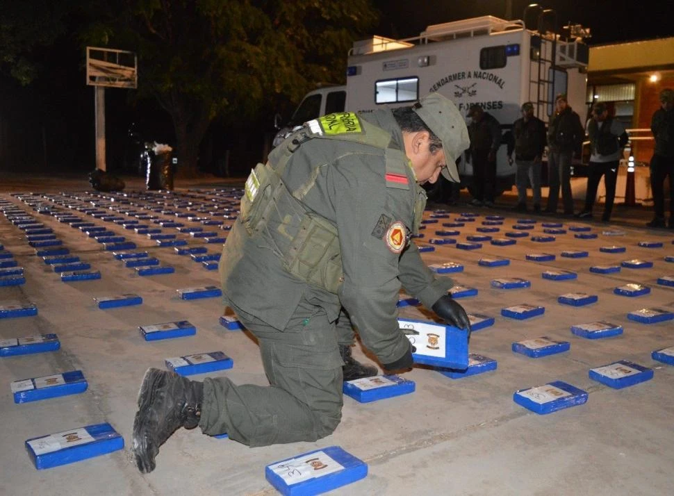 OPERATIVO RÉCORD. Los más de 400 kilos de cocaína secuestrados en Joaquín V. González fueron arrojados de un avión de pequeño porte.