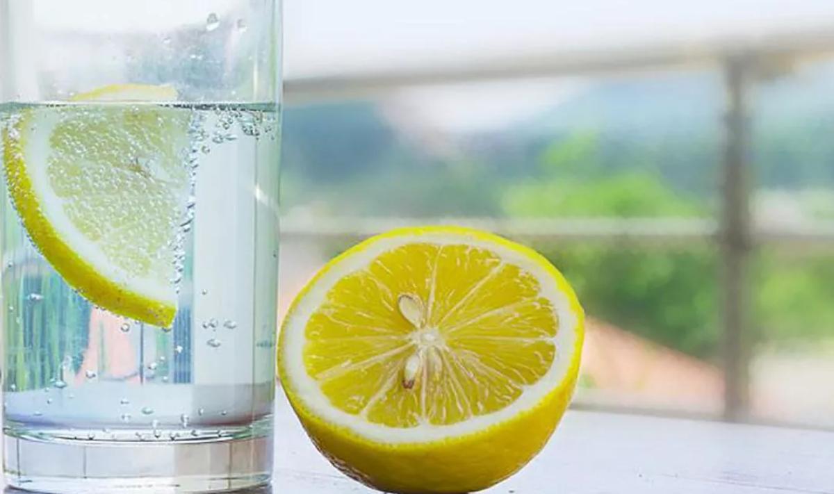 Mito o realidad: ¿es bueno tomar agua tibia con limón en ayunas?