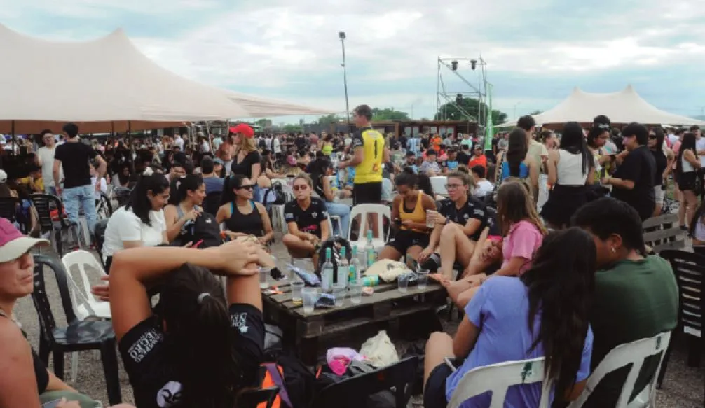 RÉLAX. Después de jugar, los grupos se reunieron para charlar y divertirse. 