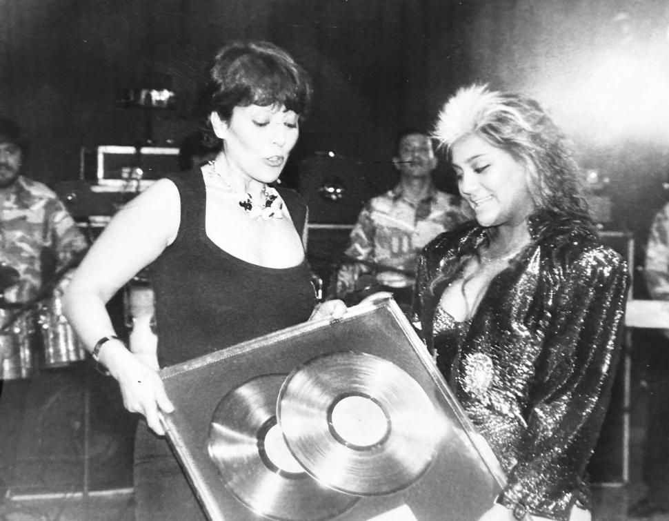 PREMIADA. Con “La pollera amarilla”, alcanzó mucha fama. Aquí, recibiendo el disco de doble platino por el trabajo (1989).