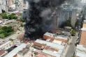 Un incendio consumió medio Mercado Persia: hay cuatro policías heridos