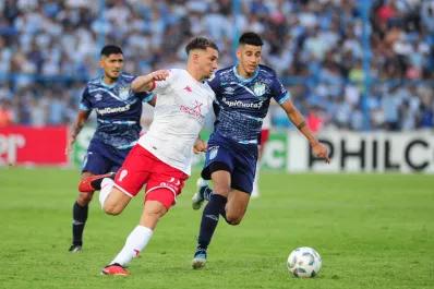 Justo en un duelo clave, Gómez y Orsi improvisaron un esquema en Atlético Tucumán