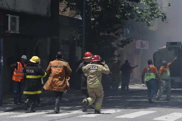Incendio en el Mercado Persia: un bombero está grave y hay otros cinco afectados