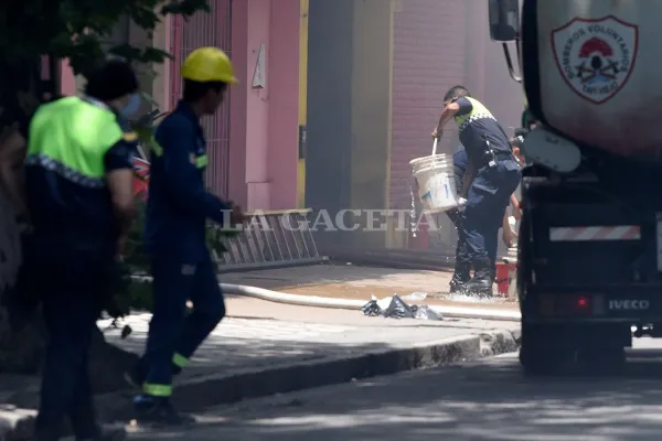 El incendio en el Mercado Persia encendió las alarmas: vecinos ayudaron con baldes y bidones