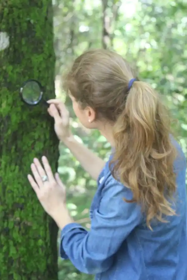 MIRANDO EL DETALLE. Gabriela Walther es biotecnóloga y formó parte del safari de ayer.
