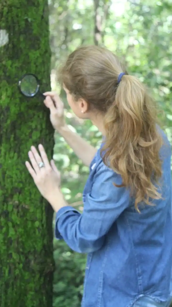 MIRANDO EL DETALLE. Gabriela Walther es biotecnóloga y formó parte del safari de ayer.