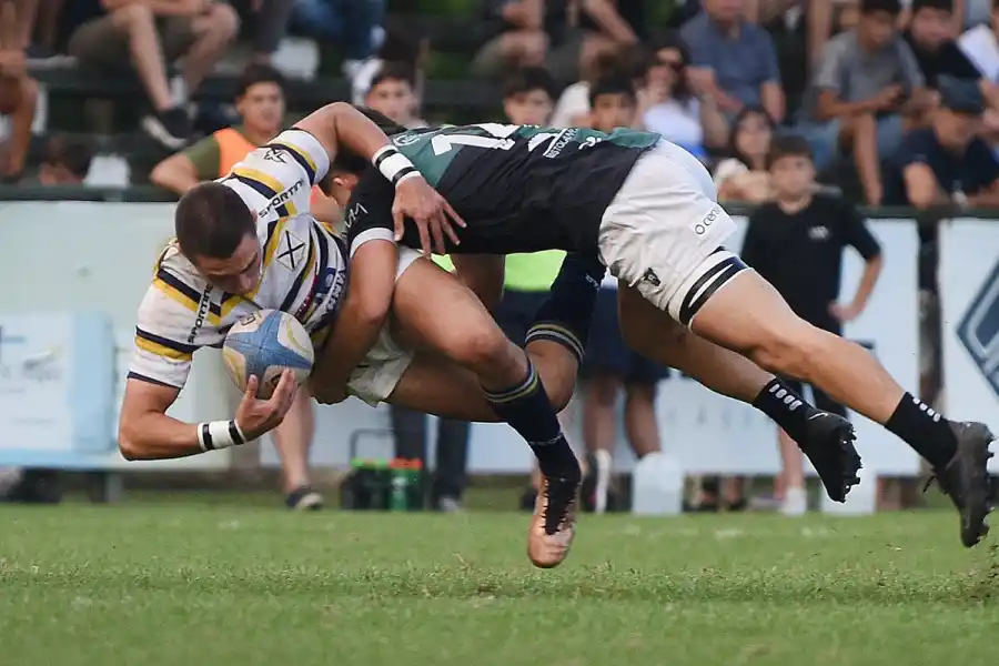 PAREJO. Lawn Tennis y Tucumán Rugby jugaron un emocionante duelo por el tercer puesto.