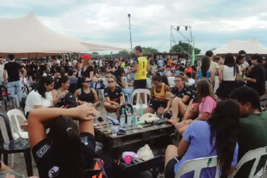 RÉLAX. Después de jugar, los grupos se reunieron para charlar y divertirse. 