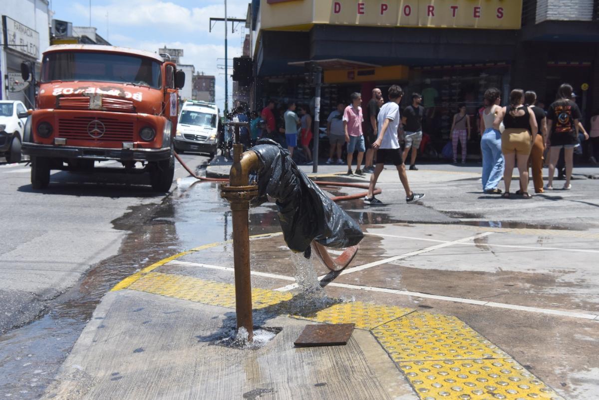 EL ESTADO DE LOS MATERIALES. Un camión Mercedes de más de 30 años recarga agua mediante una manguera “atada” para evitar fugas.