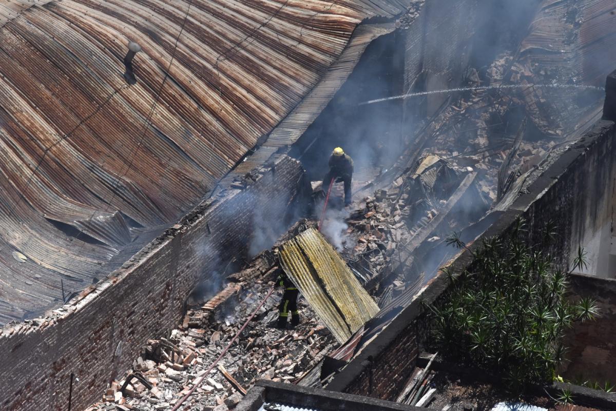 El incendio en el Mercado Persia encendió las alarmas: vecinos ayudaron con baldes y bidones
