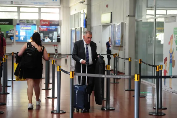 Jaldo evitó usar el avión oficial y voló por Aerolíneas para reunirse con los gobernadores del PJ