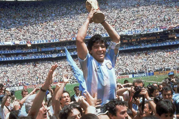 Las inéditas imágenes de Diego Maradona en la final del Mundial del 86 que recorren y conmueven al mundo