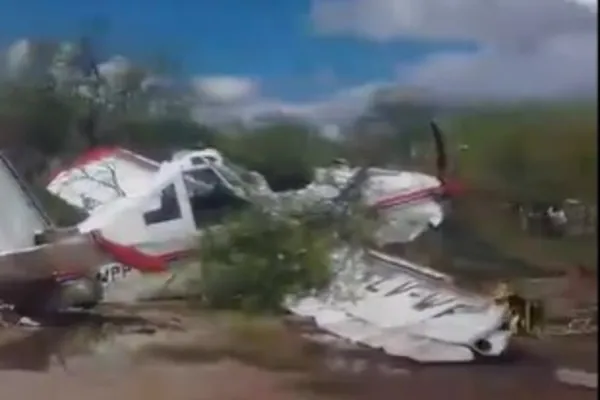 Susto en Añatuya: cayó una avioneta en el patio de una casa
