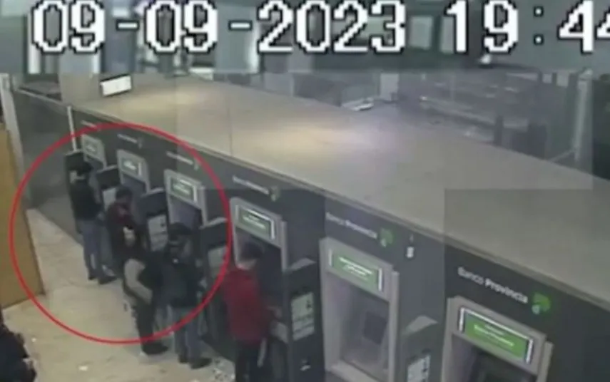 Chocolate Rigau retirando sueldos de la Legislatura en el cajero de La Plata.