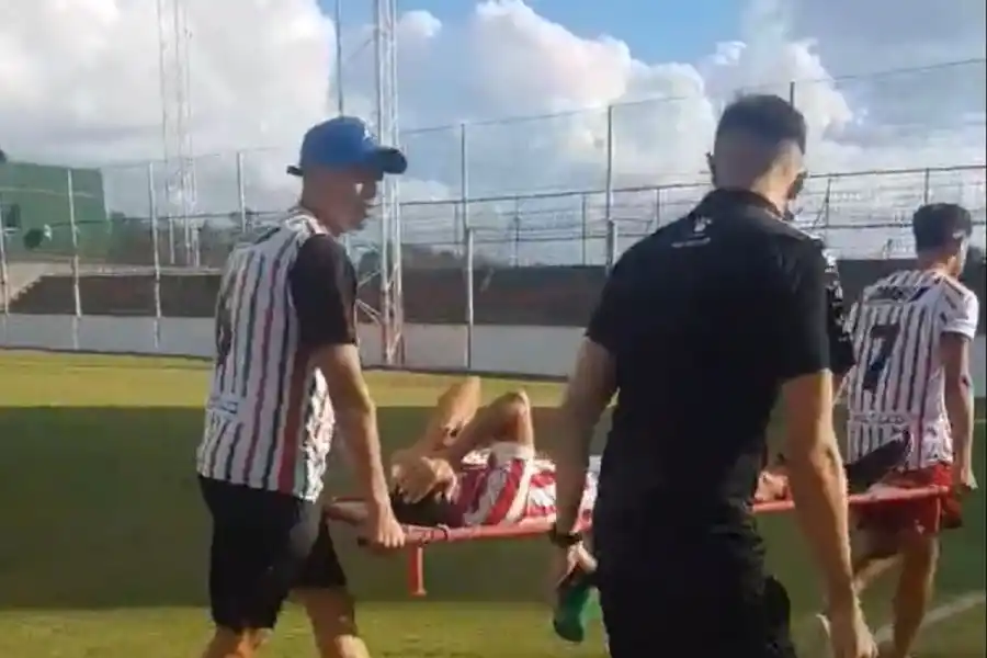 GESTOS DE DOLOR. En Marzo de este año, Juan Imbert sufrió la ruptura del ligamento cruzado anterior de la rodilla derecha contra Agropecuario. CAPTURA DE VIDEO.