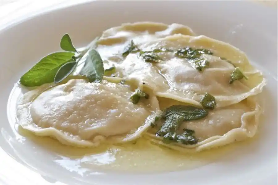 La salvia puede agregarse a las comidas de diferentes maneras.