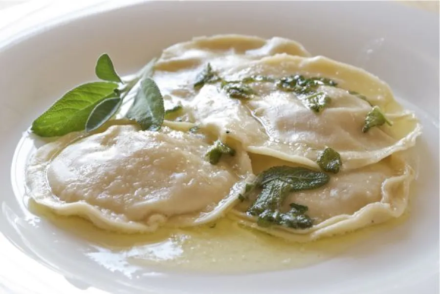 La salvia puede agregarse a las comidas de diferentes maneras.