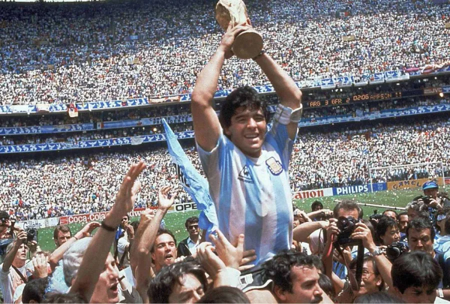 Las inéditas imágenes de Diego Maradona en la final del Mundial del 86 que recorren y conmueven al mundo.