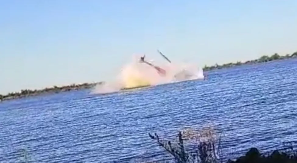Video: un helicóptero cayó al río Paraná y hay al menos un muerto