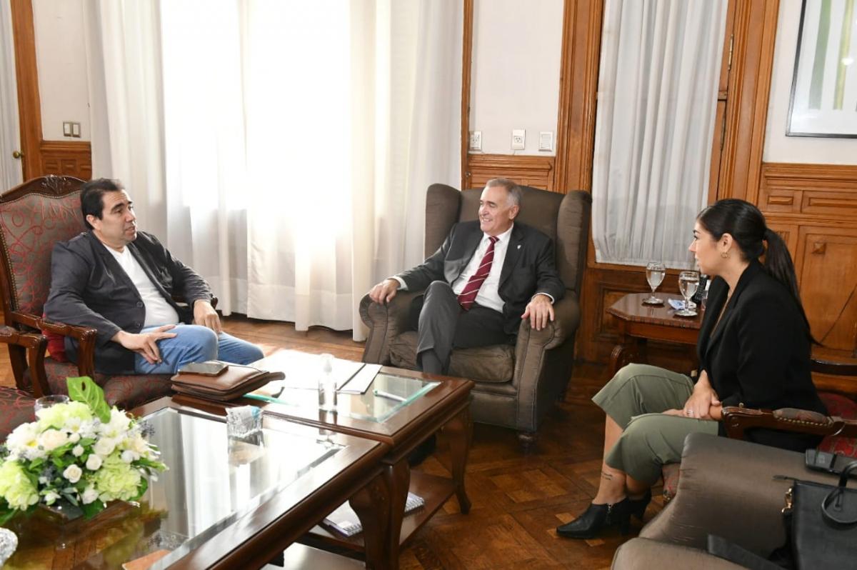 El gobernador Jaldo, junto a la intendenta Mansilla y a su padre, el legislador Sergio Mansilla. Foto de Comunicación Pública