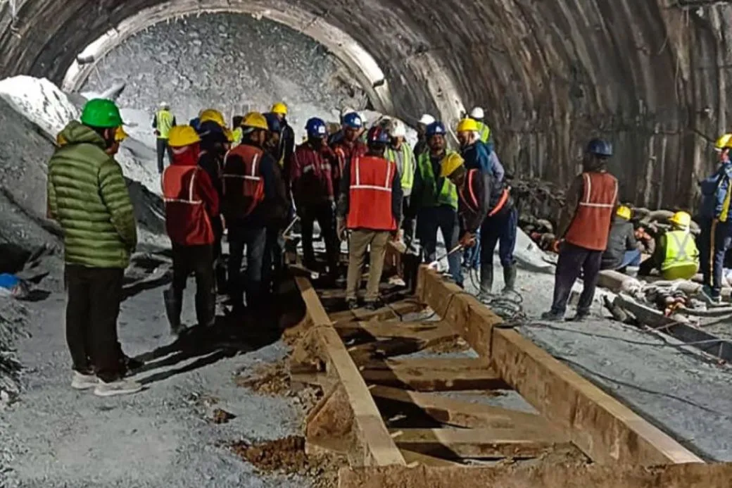 Rescataron a los 41 obreros atrapados en un túnel en la India