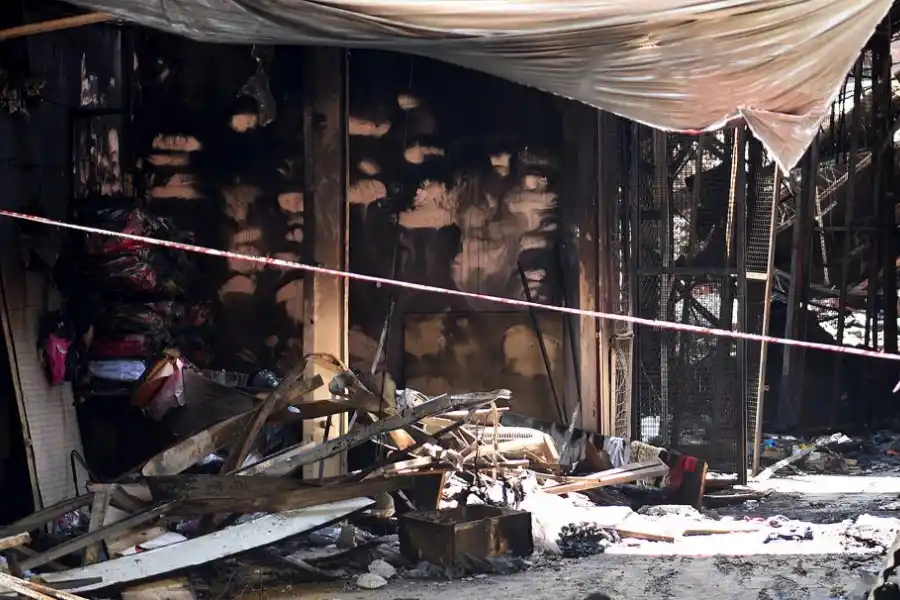 PÉRDIDAS. Así quedó uno de los locales más próximos a la vereda.