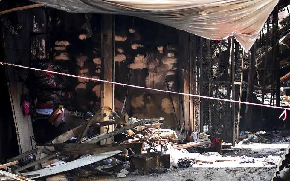 PÉRDIDAS. Así quedó uno de los locales más próximos a la vereda.