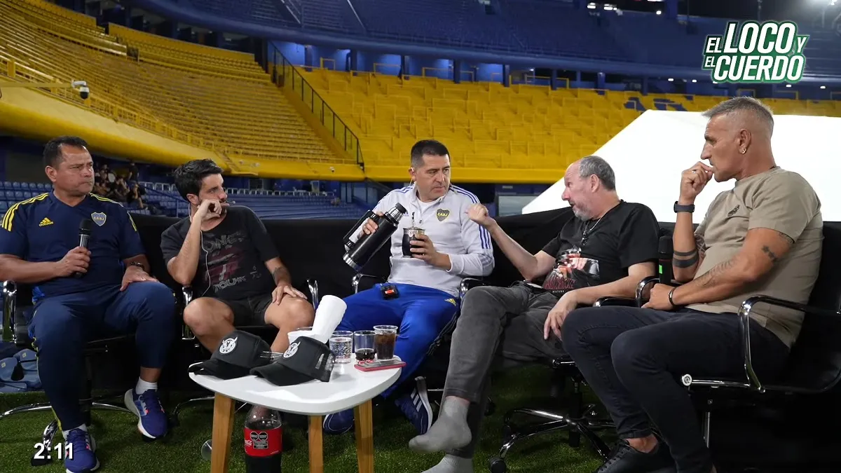 HABLÓ DE TODO. Juan Román Riquelme participó de la entrevista junto a Marcelo Delgado y Raúl Cascini, integrantes del Consejo de Fútbol. CAPTURA DE VIDEO.