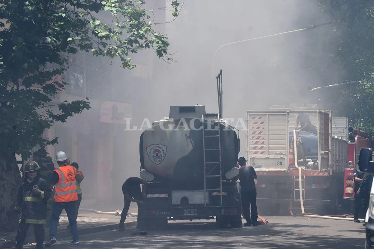 Incendio en el Mercado Persia: murió el bombero que estaba en grave estado
