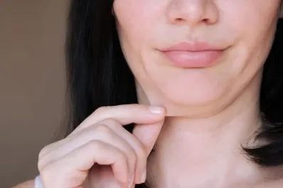 Cuatro ejercicios simples para decirle adiós a la papada