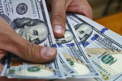 El dólar blue retrocedió 20 unidades y finalizó a $925