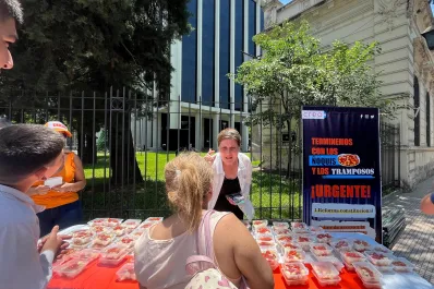 Frente a la Legislatura, CREO repartió bandejas de ñoquis: Terminemos con los tramposos