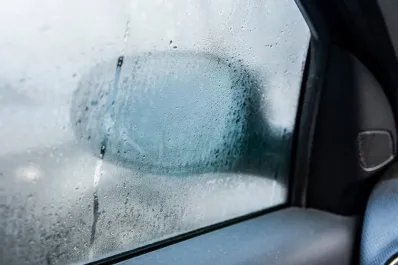 En qué consiste el increíble truco para evitar que los vidrios del auto se empañen durante la lluvia