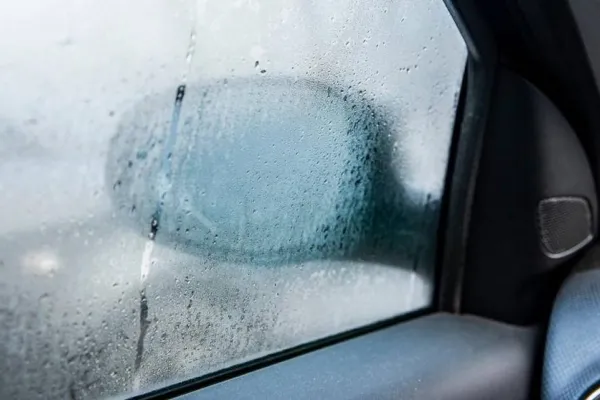 En qué consiste el increíble truco para evitar que los vidrios del auto se empañen durante la lluvia