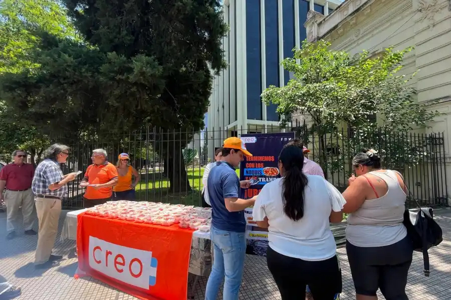 Frente a la Legislatura, CREO repartió bandejas de ñoquis: Terminemos con los tramposos