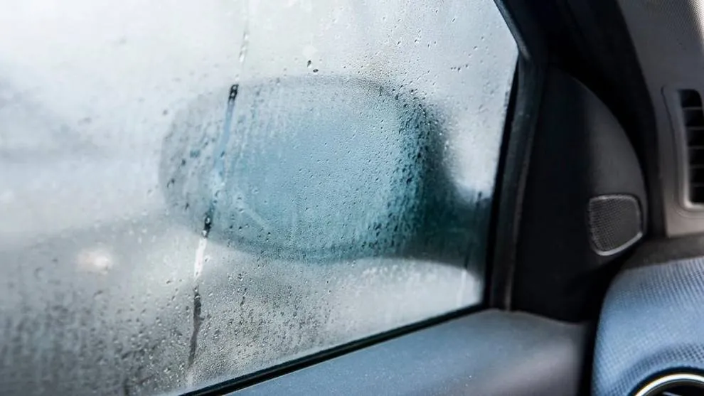 En qué consiste el increíble truco para evitar que los vidrios del auto se empañen durante un día de lluvias.