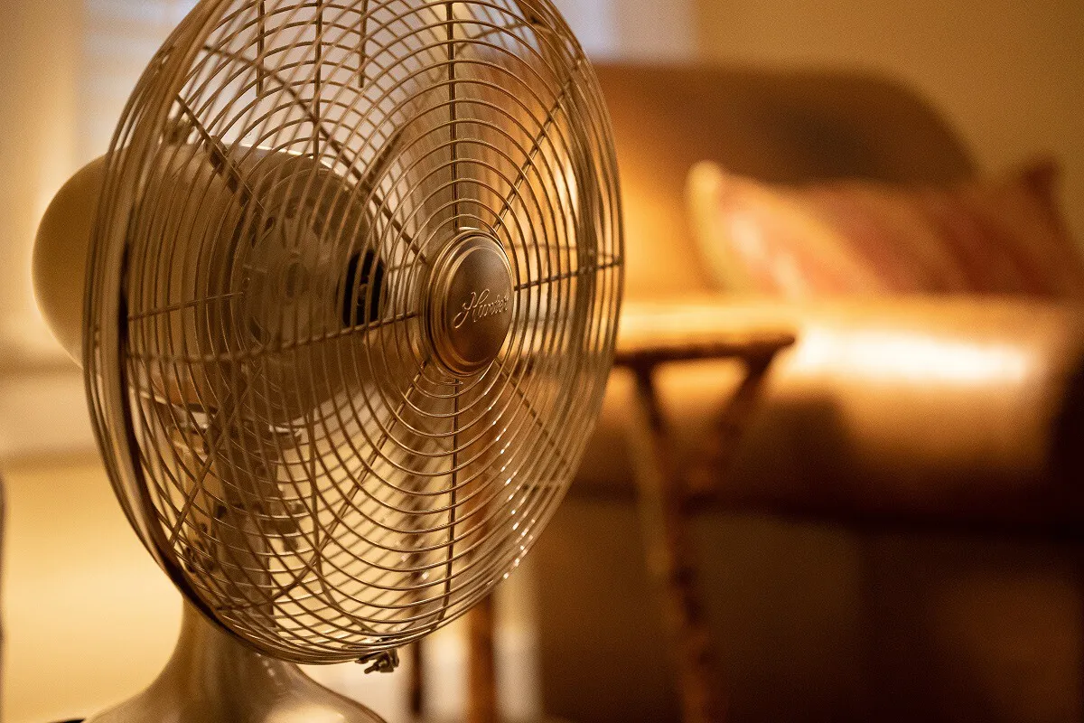 Cuáles son los trucos para gastar menos luz y eliminar el ruido molesto que genera el ventilador