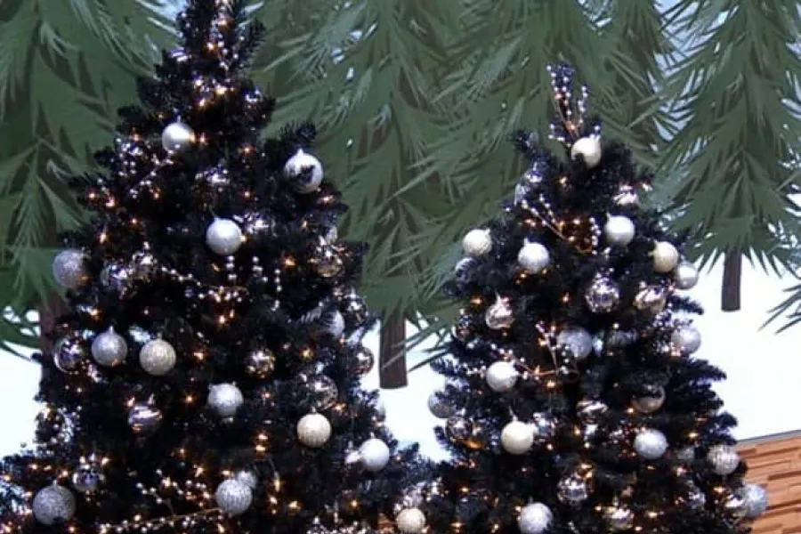 Árbol de Navidad negro, un tipo de decoración que es tendencia.