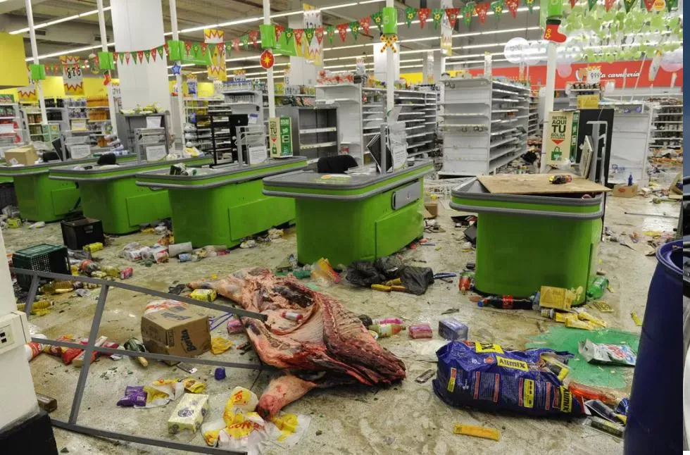 DESPUÉS DE LOS SAQUEOS. Así quedó el supermercado de avenida Gobernador del Campo luego de que los saqueadores ingresaran al local aprovechando el paro policial de 2013.