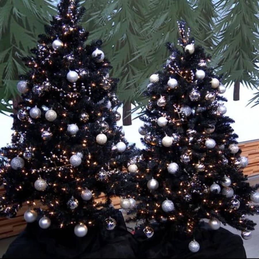 Árbol de Navidad negro, un tipo de decoración que es tendencia.
