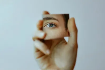 Lo que te molesta de los demás dice cosas sobre vos: ¿cómo funciona la ley del espejo?